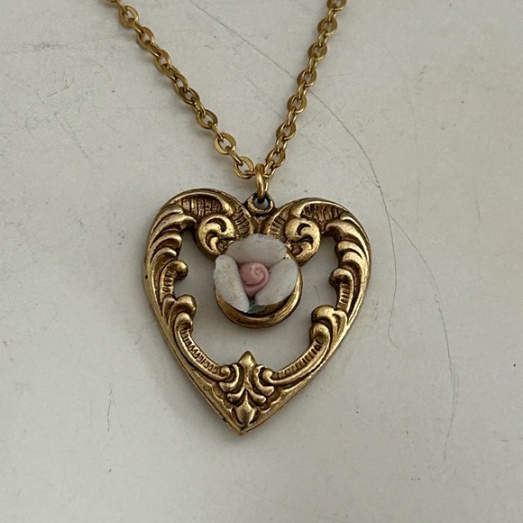 4/$100 Victorian flower heart necklace VTG 19
Inch 💐 - Picture 1 of 8